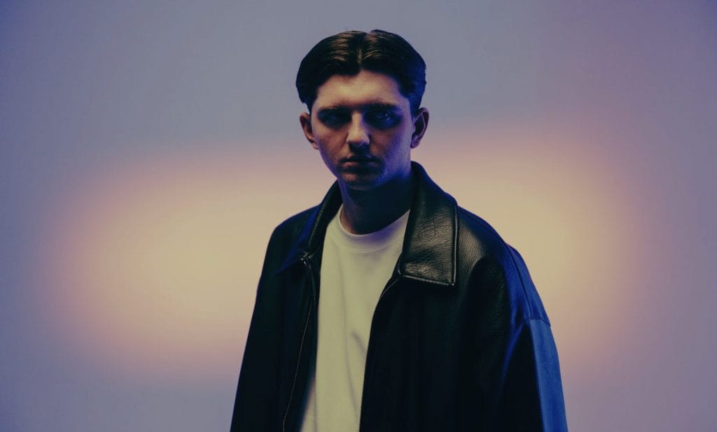 RILEY lanza 'Falling Deep': Un Viaje Dual entre Autenticidad y Ritmo Hipnótico