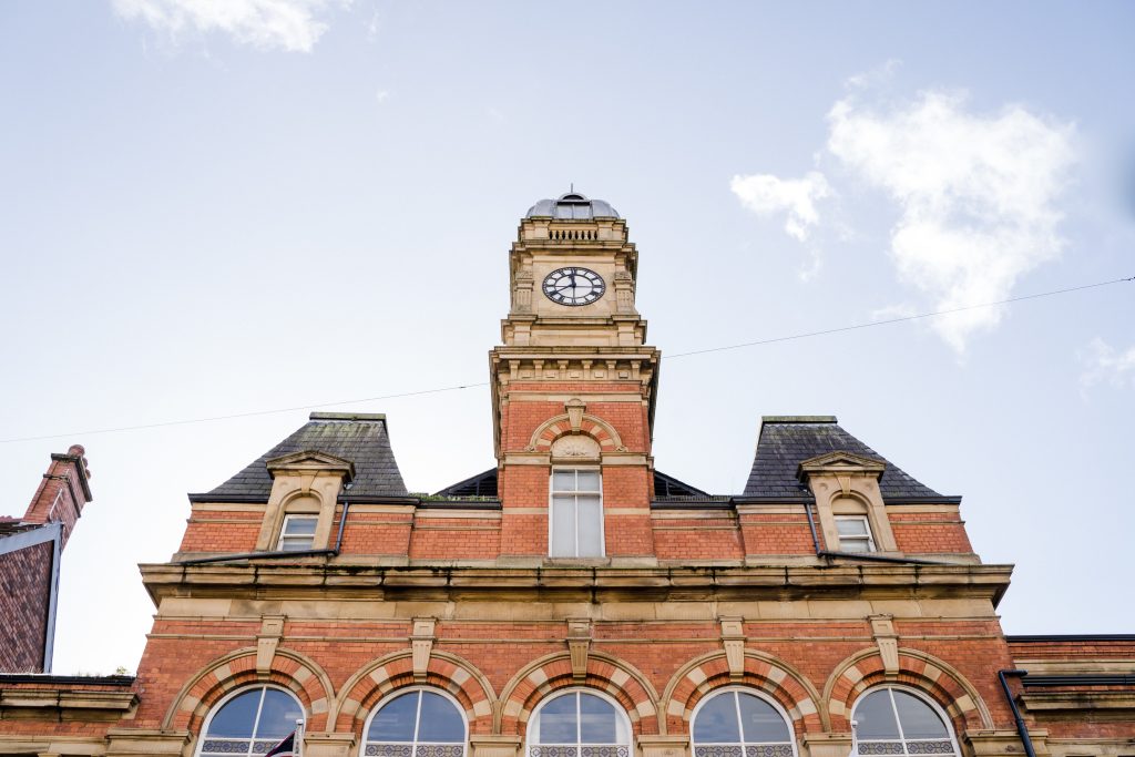 Fiestas de Código Postal y Raves Residenciales: BBC 6 Music y FaT OuT Llevan la Cultura a tu Puerta